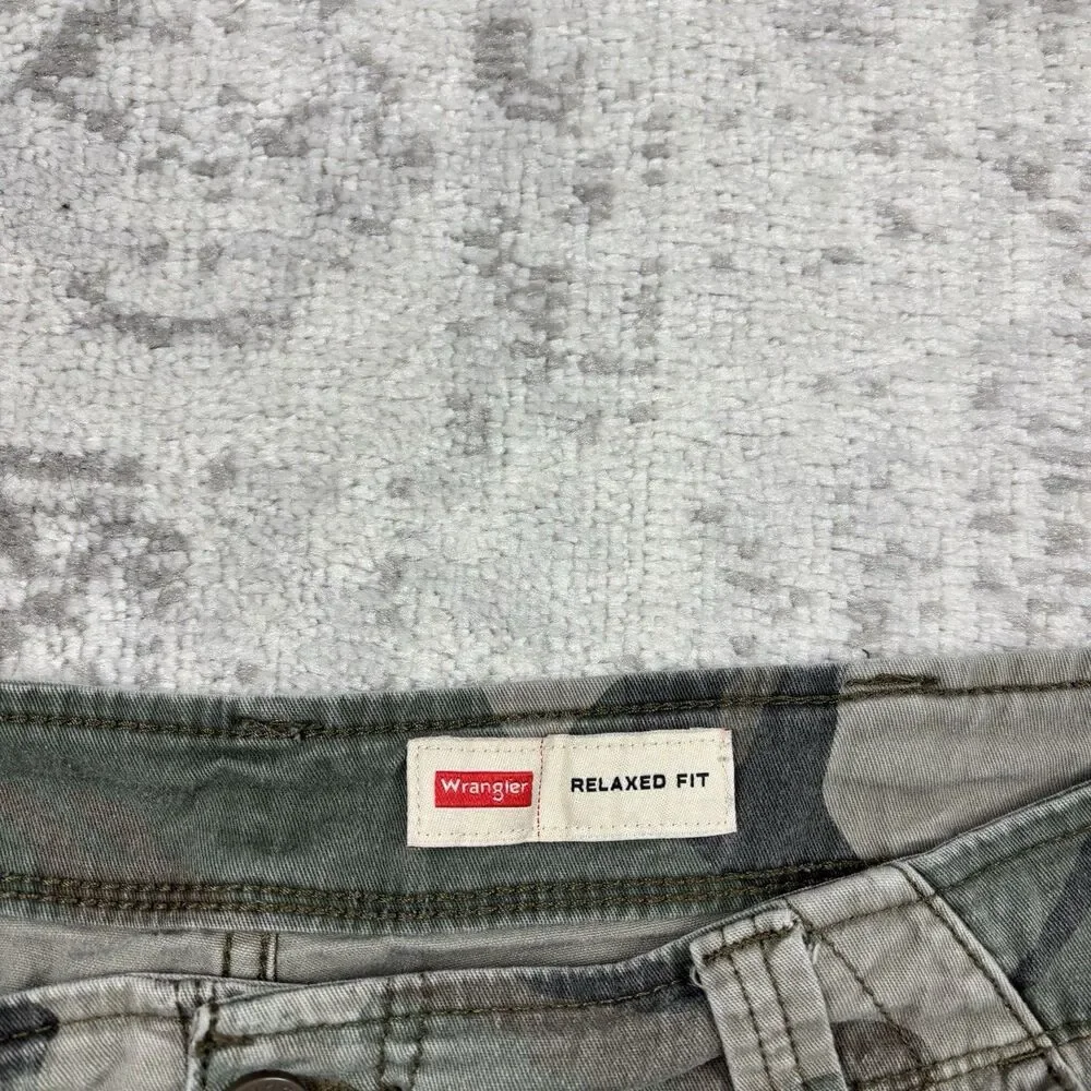 Wrangler Shorts Men Green Camo Cargo Pockets Relaxed Stretch Utility Y2K Size 34 - Picture 2 of 5